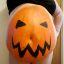 Толстеющая девушка 5 лет разукрашивает живот под тыкву на Хэллоуин