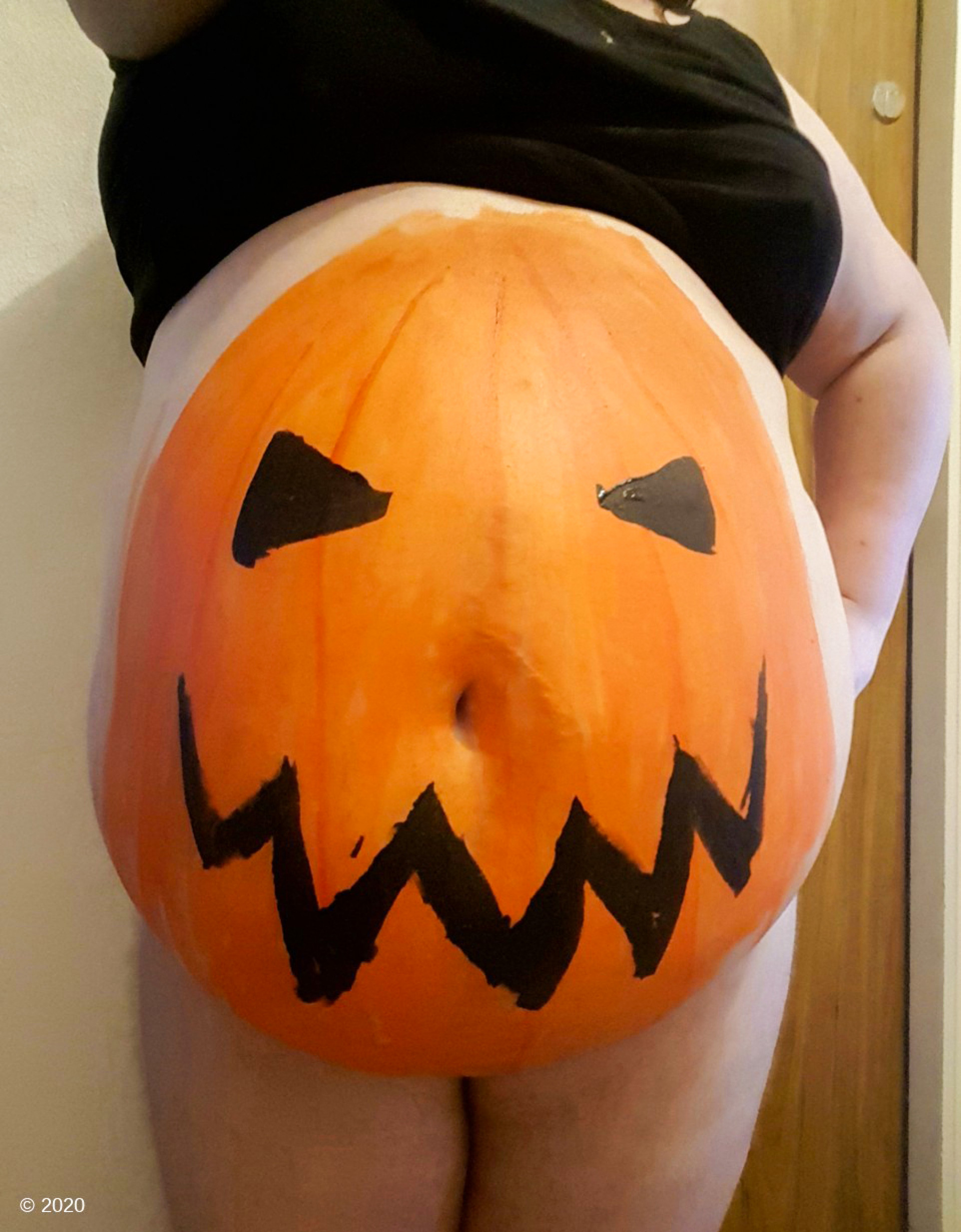 Толстеющая девушка 5 лет разукрашивает живот под тыкву на Хэллоуин